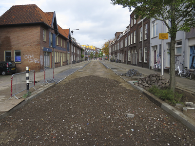 907853 Gezicht op de herbestrating van de Merelstraat te Utrecht, vanaf de Adelaarstraat naar het noorden.
